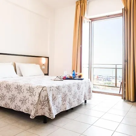 Rondine Hotel 3*